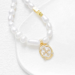 Collar de perlas barrocas con colgante de cruz bañada en oro de 14k y circonitas