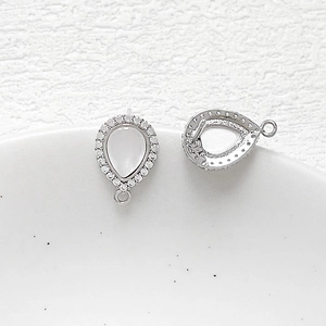 Vista macro di basi per orecchini a goccia in argento con zirconi per creazione gioielli DIY