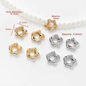Détail macro de perles étoiles plaquées or 18 carats pour bijoux DIY