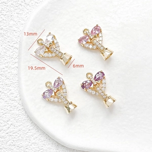 Vue détaillée de pendentifs nœuds plaqués or 18k avec zircons et mesures