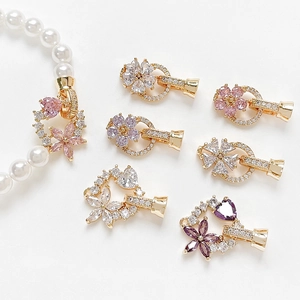 Detail van 18k vergulde bloem- en hartsluitingen met zirkoniasteentjes voor DIY-sieraden