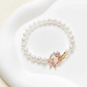 Parelarmband met 18k vergulde gardenia sluiting en roze hartvormige zirkonia steen