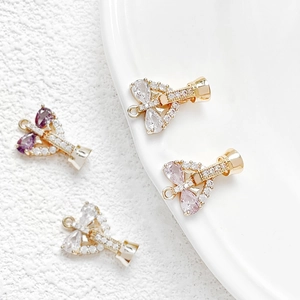 Détail de fermoirs nœuds en or 18k ornés de zircons multicolores pour bijoux DIY