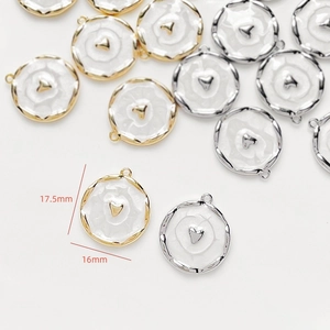Vue détaillée des pendentifs cœur 16mm en or et argent pour bijoux DIY