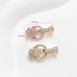 Detail van 18k vergulde gardenia bloemsluitingen met roze zirkoon voor DIY sieraden maken