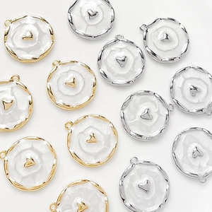 Pendentifs ronds cœur en plaqué or 14k avec émail blanc sur fond blanc pur et brillant