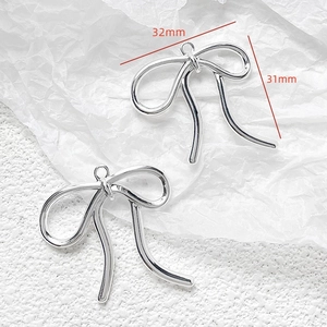 Detail of silver bow pendant for DIY jewelry with dimensions 32mm by 31mm