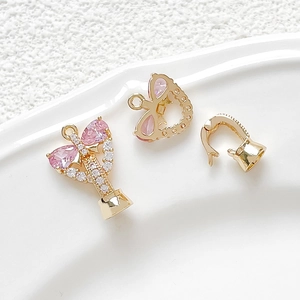 Détail macro du pendentif nœud plaqué or 18k avec zircon rose et incrustations