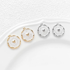 Détails de pendentifs cœur plaqués or 14 carats avec texture rose émaillée sur blanc