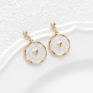 Boucles d'oreilles cœur dorées 14 carats avec émail blanc et texture florale