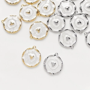 Pendentif rond plaqué or 14k avec bord ondulé, émail blanc et cœur pour bijoux DIY