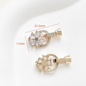 Detailweergave van de 18k vergulde bloemconnector met zirkoon en 23,5 mm afmetingen