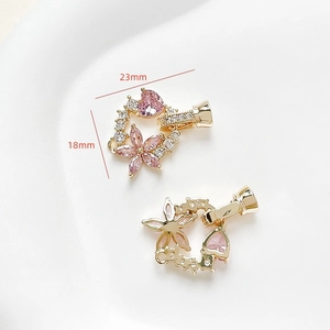 Macro-detail van 18k vergulde gardenia parelsluiting met roze zirkoon voor DIY-sieraden
