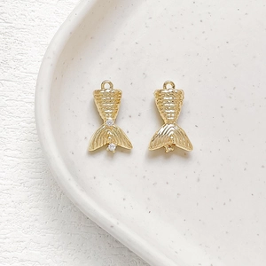 Makro-Detail von 14k vergoldeten Meerjungfrauenschwanz-Anhängern mit Zirkonia-Inlay für DIY