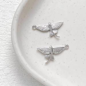 Makroaufnahme von fliegenden Fisch-Anhängern mit feiner Textur für DIY-Schmuck