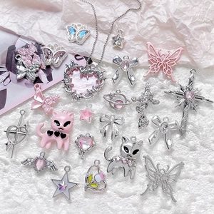 Rosa und silbernes Y2K-Charm-Set mit Schmetterling, Kreuz und Katze für DIY-Schmuck