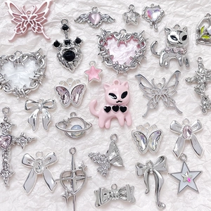Makroaufnahme von Y2K-Silberanhängern mit rosa Emaille-Herzen und Sternen für DIY-Schmucksets