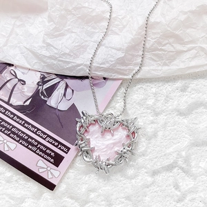 Rosa Herzanhänger mit silbernen Dornendetails und Perlenkette im Y2K-Streetstyle