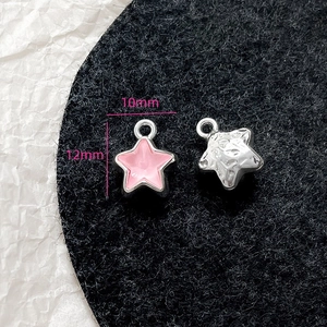 Detailansicht von Sternanhängern aus rosa Emaillefarbenem Emaille und Silber, Größe 10x12mm