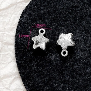 Makroaufnahme vom 10x12mm Stern-Anhänger mit Silbermetall und klarem Kristall