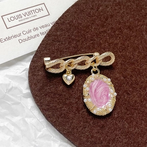 French style 18k gold-plated heart and pearl brooch pin with pink textured pendant