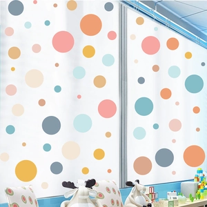 Detail von bunten Boho-Kreis-Wandtattoos auf einer Glasfläche im Kinderzimmer