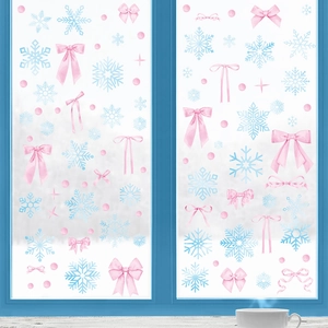 Dettaglio di fiocchi rosa e fiocchi di neve blu per decorazione vetri invernali