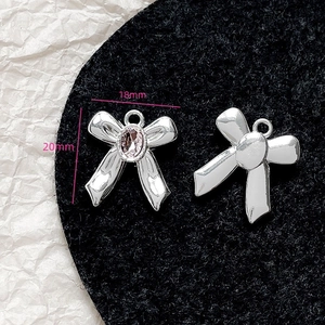 Detail einer silbernen Schleife mit rosa Stein, Vorder- und Rückseite für DIY-Schmuck