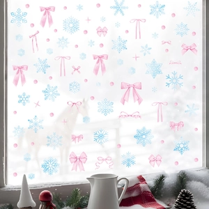 Dettaglio di adesivi per finestre con fiocchi rosa e fiocchi di neve decorativi