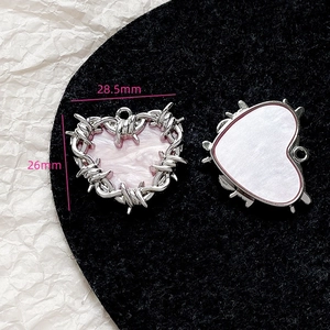 Details von silbernen Dornenherz-Anhängern mit rosa Marmorharz für DIY-Schmuckherstellung