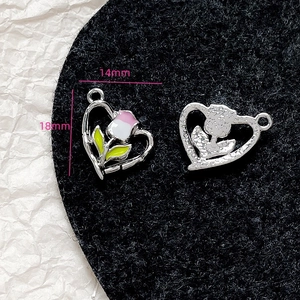 Makroaufnahme von 14x18mm Herz-Blumen-Anhänger mit Vorder- und Rückseite für DIY-Schmuck