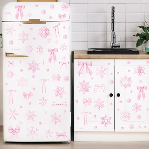 Adesivi natalizi rosa acquerello con fiocchi di neve e fiocchi su frigo bianco
