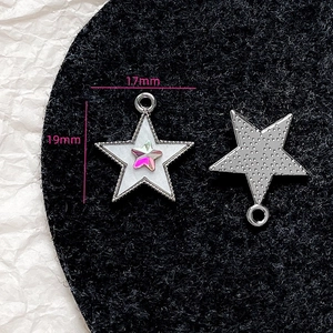 Nahaufnahme von sternförmigen Anhängern mit den Maßen 19 mm x 17 mm für DIY-Schmuck