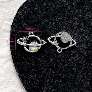 Detailansicht der Planetenanhänger mit Opalsteinen und 18mm Größenangaben für DIY-Schmuck
