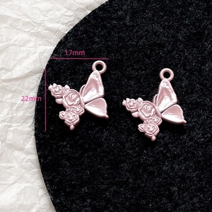 Makroaufnahme von rosa Schmetterlingsanhängern mit Größenangaben von 17mm mal 22mm
