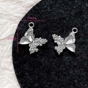 Detail eines silbernen Schmetterlingsrosen-Anhängers mit Maßen von 17mm x 22mm für DIY