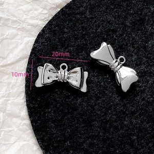 Silberne Schleifen-Anhänger für DIY-Schmuck mit realistischer Textur und Öse