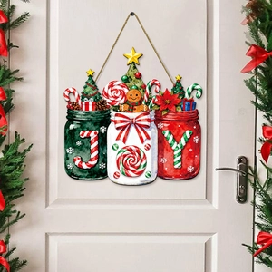 Panneau de Noël JOY en bois sur porte blanche avec motifs de bocaux festifs et sapin