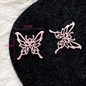 Detaillierte Makroansicht von rosa Schmetterlingsanhänger aus Metall in 25 mm x 23 mm