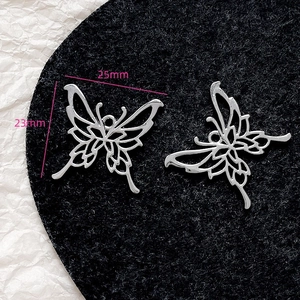 Detaillierte Makroansicht der 25mm Silber-Schmetterlingsanhänger für DIY-Schmuck
