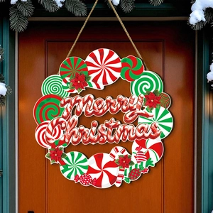 Détail d'une plaque de porte en bois de pain d'épices Joyeux Noël sur une porte sombre