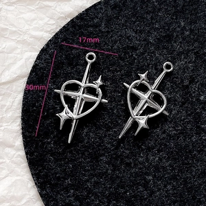 Detaillierte Nahaufnahme von 30mm Herzanhängern mit Kreuzstern für DIY-Schmuck