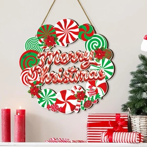 Gros plan d'une plaque de porte Joyeux Noël avec bonbons et bonhomme en pain d'épice