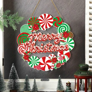 Détail d'une enseigne de Noël en bois sur le thème des bonbons avec motifs festifs