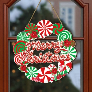 Détail d'une couronne de porte Merry Christmas avec sucettes et cannes de bonbon