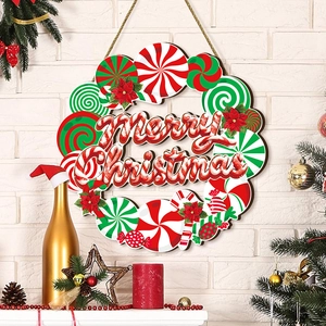 Détail d'une enseigne 'Merry Christmas' en bois avec motifs de sucres d'orge et menthe