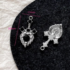 Detailansicht des 30mm x 17mm Pink Herz Kreuz Katze Anhängers mit Größenmarkierungen