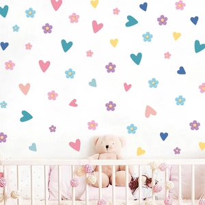 Stickers muraux cœur et fleurs bohèmes pour une chambre d'enfant douce et chaleureuse