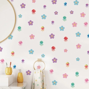 Détail de stickers muraux PVC méduses et fleurs pastel sur mur de salle de bain