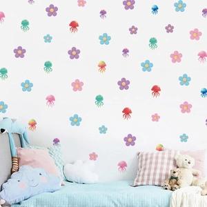 Détail de stickers muraux fleurs et méduses colorées dans une chambre d'enfant douillette